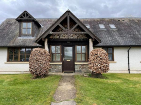 Holly Tree Lodge with Sauna near Glenshee